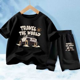 Kleidungsstücke Jungen Baumwoll-Set Cartoon Car T-Shirt und Shorts 2PCS/Set Cool bedrucktes kurzärärmisches T-Shirt und Hosen Set Summer SetL2405