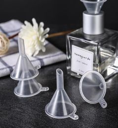 500pcs Mini Transparent Plastic Small Funnel Kitchen Tool Perfume Essential Oil Empty Bottle Liquid Filling Funnels Bar Dining Too7877687