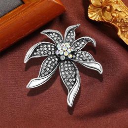 Brooches Vintage Arrivals High-end Lily Flower Brooch Fashion Rhinestone Corsage Suit Decoration Unisex Luxury Plant Gold Colour Pin