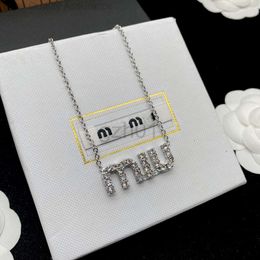 DESGINER MUI MUI Designer Miuimiui Halskette Miaos Mius neuer Buchstaben Voller Diamant Halskette Licht Luxus großer vielseitiger und fortgeschrittener Sense Anhänger Live -Rundfunk