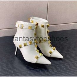 San Valentino VT V-buckle Valentino Inverno Donne Ankle Metal Decoration Botton Eleganti stivali puntati di punta sexy tacchi alti tacchi neri cerata ceramica signora