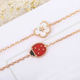 2024Luxury Quality Pendant Halsband med blommabladform för kvinnor och Mother Wedding Jewelry Gift Have Box PS4848 Q4
