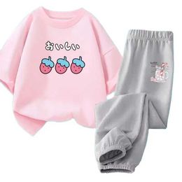 Clothing Sets 2024 Summer New Cotton T-shirt Mens 2-piece Mosquito proof Pants Girls Cartoon Strawberry Print Childrens Casual SetL2405