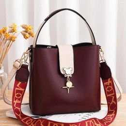 Shoulder Bags 2024 Female Bucket Bag Designers Cute Metal Lock Handbags Simple Fashion Woman