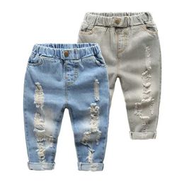 Byxor 2023 koreanska vårens höst jeans för pojkar mode rippade jeans för barn 1-6 år barn byxor baby pojke denim byxor med hål t240509