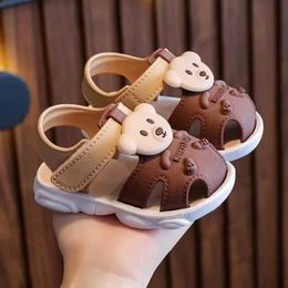 Sandaler 2024 Summer Baby Boys and Girls Sandals Childrens Beach Sandaler Cartoon Baby Barnskor Skor Bekväm mjuk ensambarn Studentskor240510