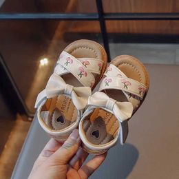 Sandals Summer Childrens Flat Shoes Fashion Embroidered Sweet Bow Childrens Shoulder Beach Shoes Open Toe Girls Soft Sole Sandals VersionL240510