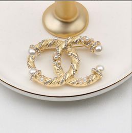20style Luxury Women Men Designer Brand Letter Brooches 18K Gold Plated Large Pearl Rhinestone Brooch Charm Marry Christmas Gift Jewelry Accessory
