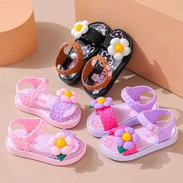 Sandálias infantis sandálias 2024 Summer anti deslize sola mole de roupas externas e meninas sapatos de bebê de bebê desgaste externo Sandalsl240510