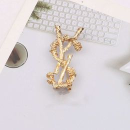 Individuality Gold Plated Brand Designer Letters Brooch Fashion Famous Women Alloy Letter Pearl Luxury Couples Crystal Rhinestone Suit Pin Jewelry love gift