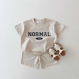 Clothing Sets 2024 Baby Summer New Clothing Set for Boys and Girls Korean Embroidered Letter Cotton Short sleeved T-shirt+Childrens Casual Shorts KhakiL2405