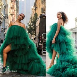 2021 Sexy Ruffles Dark Green Tulle Kimono Women Prom Dresses Robe for Photoshoot Puffy Strapless High Low Evening Gowns African Materni 347e