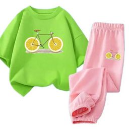 Clothing Sets Girls Summer Set Childrens Fun Fruit Lemon Bicycle T-shirt+Mold proof Pants 2-piece Set Childrens Cartoon SportswearL2405L2405