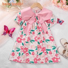 Flickans klänningar Bear Leader Korean Girls Dress Flip Neck Bow Print Bubble Sleeve Dress Childrens Fashion Girls Dressl240513