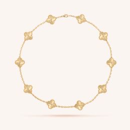 Luxus Design Halskette 18K Gold Ten Blumenklee Anhänger Halskette geeignet für Frauen täglicher Kleidung Schmuck
