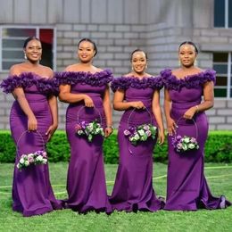 2023 Sexig lila brudtärklänningar African Country Wedding Gästklänning av axel med ruffles sjöjungfru Elastic Satin Party Maid of Honor -klänningar plus storlek 0513