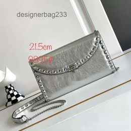 Rivet Handbag Square Lady Fashion Purse 2024 Womens Bags Small Rock Versatile Crossbody Stud New Valenteino Leather Bag Chain Vo Trendy Cowhide Event 9UY7