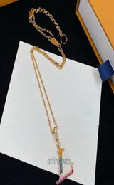 New Arrive Europe America Fashion Men Womens Lady Goldcolour Hardware Engraved V Letter Coloured Diamond Pendant 18K Gold Necklace4735085