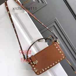 Single Lychee Stud Underarm Fashion Vo Womens Buckle Rivet Handheld Designer Rock Valentteno Crossbody Leather Bag Lock Shoulder Bags 2024 Small ELX6