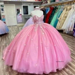 2024 Quinceanera klänningar rosa 3d blommor applikationer bollklänning från axelkristallpärlor korsett tillbaka söta 16 tävlingspromklänningar 0513