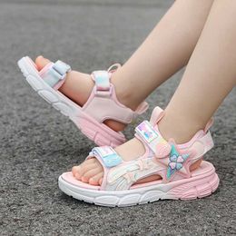 Sandalen Sommermädchen Sandalen modische leichte Wohnung Kleinkind Süßes Mädchen rosa lila Sandalen Baby Leisure Beach Kinderschuhe Outdoor240510