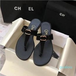 2024 High quality luxury fashion casual flat slippers Classic 2c letter metal leather women flip-flops