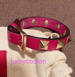 High Luxury Valetno and High Quality Versions Designer Letter Quad-tapered Fashion Features Unisex Bracelets Studs Pink008467 Original 1to1 with Box