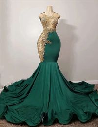 2024 Emerald Green Sexy Dresses Jewel Neck Illusion Mermaid Sleeveless Gold Lace Appliques Crystal Beads Evening Dress Prom Gowns Sweep Train 0513