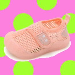 Sandali sandali sportivi per bambini in rete bianca a maglia traspirante per bambini piccoli e medie dimensioni calzini per bambini grigi scarpe casual sandali per bambini sandali per bambini