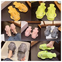 2024 new Luxury Designer Funny Personalized Slippers Men Wearing Externally Summer Home pink green Non slip Soft Sole Couples Stepping Feeling Cool sandal Women