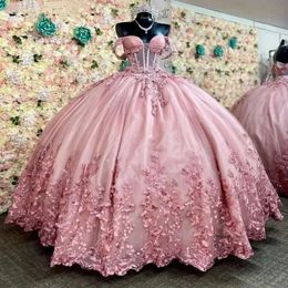 2024 rosa quinceanera klänningar bollklänning från axel spetsar applikationer kristallpärlor handgjorda blommor fjäril puffy korsett bakparty klänning prom kväll klänningar 0513