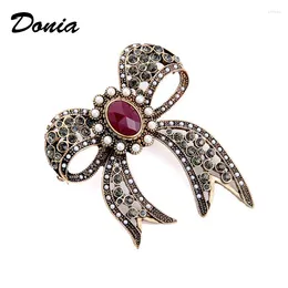 Brooches Donia Jewellery Fashion Trend Ancient Red Bronze Hollow Imitation Pearl Gemstone Bow Lady Coat Brooch Scarf Pin