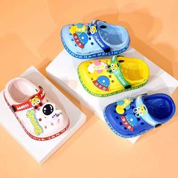 Sandals Childrens Garden Shoes Cute EVA Cartoon Beach Sandals Baby Summer Slippers Soft Childrens Outdoor SlippersL240510