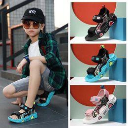 Sandaler Nya 2023 Summer Beach Water Childrens Sandaler Fashion Shoes Lätt Non Slip Soft Moft Bottom Shadow Leather Boy Comptablel240510