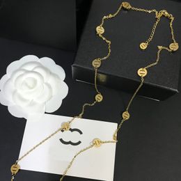 Varumärkesdesigners Nya halsband Luxury 18K Gold Plated Fashionable Fashionable Charming Girl High Quality Long Necklace Luxury Boutique Gift Necklace Box