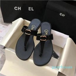 2024 Slippers planos de moda de alta qualidade de alta qualidade Classic 2C Letter Metal Leather Women Flip-flops