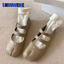 Casual Shoes SDWK Spring PU Tabi Ninja Moccasins Round Split Toe Shallow Women Single Slip On Female Soft Loafers AD4034