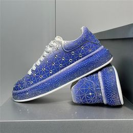 Neue 2024 Designer Männer farbenfrohe blaugrüne Strassschuhe Kausale Flats Mokassins Rock Hip Hop Sports Walking Sneakers Zapatos Hombre