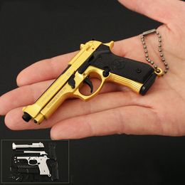 1: 3 قابلة للفصل 92F Small Pistol Model Sloy keychain keychain pendant toy gun 7.5cm غير قادر على إطلاق النار