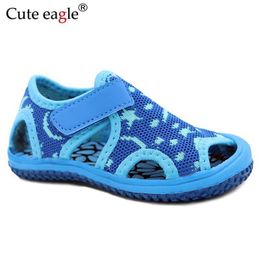 Sandals Cute Eagle 2023 childrens sandals boys beach shoes camouflage soft shoes non-skid girls baby shoes childrens barefoot shoesL240510