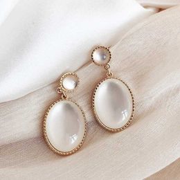 Stud New white Moonlight Cats Eye Stone Earrings from South Korea suitable for women Small and fresh geometric earrings elegant womens temperature jewel J240513