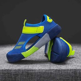 Sandals 2024 New Summer Childrens Casual Shoes Boys Beach Sandals Childrens Lightweight Closed Toe Baby Sports Sandals EU Size 23-36L240510