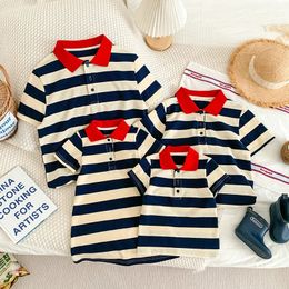 Sommarturism 2023 Parentchild klänning för en familj med tre västerländska moderdotter randig polo tshirt semester 240507