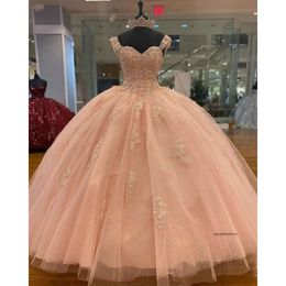 2024 섹시한 복숭아 Quinceanera 드레스 볼 가운 스파게티 스트랩 연인 레이스 아플리케 크리스탈 비드 푹신한 얇은 명주 그물 버튼 백 파티 드레스 파티 이브닝 ​​가운 0513