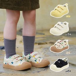 Sneakers TS Childrens Smiling Canvas Shoes 2023 Autumn Boys and Girls Board Velcro Baby Soft Sole Little White H240513