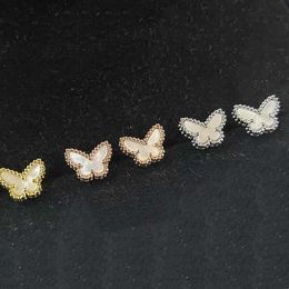 Kadınlar için saf gümüş kelebek küpelerle çıktıklarında vanlycle küpeler giymesi kolay