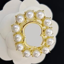 Popular Brand Women Girls Designer Brooch 18K Gold Crystal Letter Pins Broche Pearl Pins Party Gift Lapel Brooches Fashion Birthday Gifts Jewelry