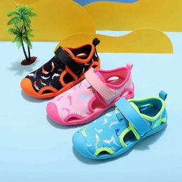 Sandálias de verão sandálias infantis de crianças primavera e verão crianças fechadas de dedos esportivos de praia meninas e meninos usando sapatos de criança sapatos de praia