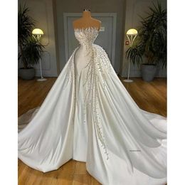 2024 Mermaid Wedding Dresses Bridal Gowns Overskirts Crystal Pearls Beads Strapless Satin Plus Size African Nigerian Fishtail Robe De Mariee Sleeveless 0513