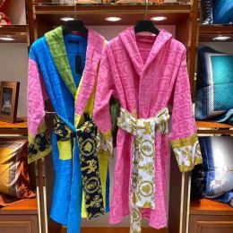 Veet Bathrobe Robe Designers Barock Fashion Pamas Mens Women Letter Jacquard Printing Barocco Print ärmar sjal krage fickbälte 100% bomull36ess 2024